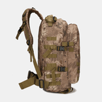 Sac à dos tactique camouflage marron avec sangles réglables, poches multiples et système MOLLE, idéal pour randonnée et activités extérieures.