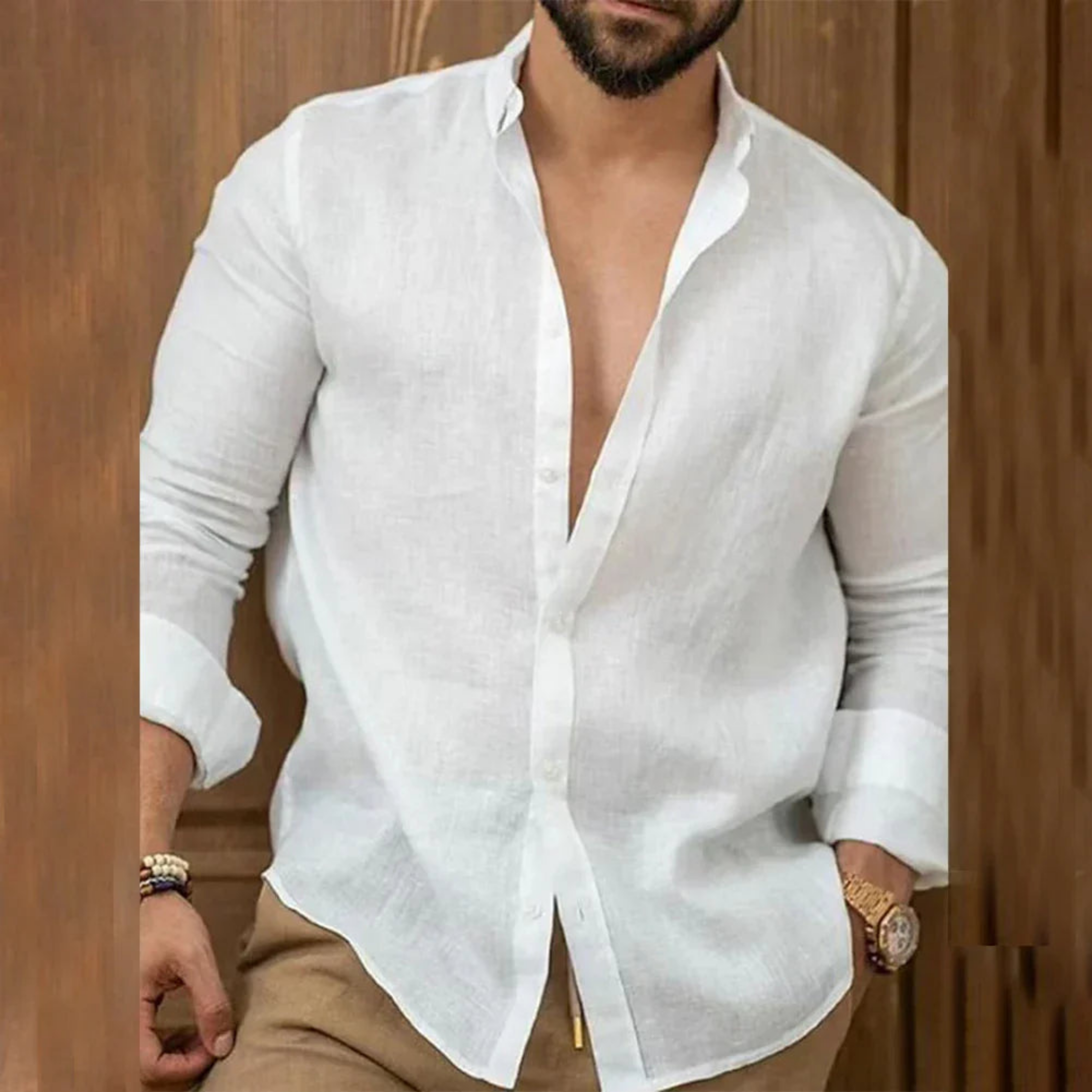 Homme portant une chemise blanche en lin, manches retroussées, avec pantalon beige. Style décontracté, montre-bracelet dorée visible.
