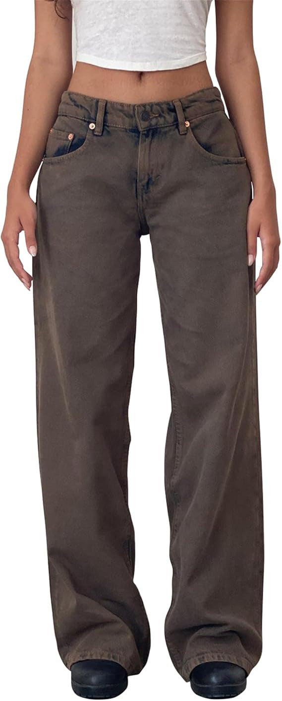 Jeune femme portant un jean large marron taille haute, style décontracté, avec un haut blanc. Mode féminine tendance, pantalon ample.