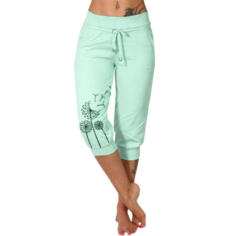 Pantalon capri vert menthe pour femme avec motif pissenlit, taille élastique, cordon de serrage, poches latérales. Mode décontractée estivale.