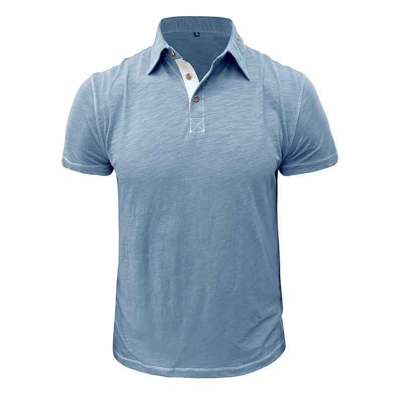 Polo bleu clair pour homme, manches courtes, col boutonné, style décontracté, tissu léger. Mode masculine, vêtement estival tendance.