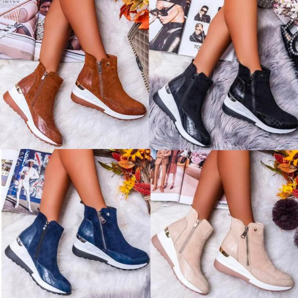 Quatre paires de bottines tendance pour femmes en cuir marron, noir, bleu et beige, avec fermeture éclair, sur fond de magazines et décor automnal.