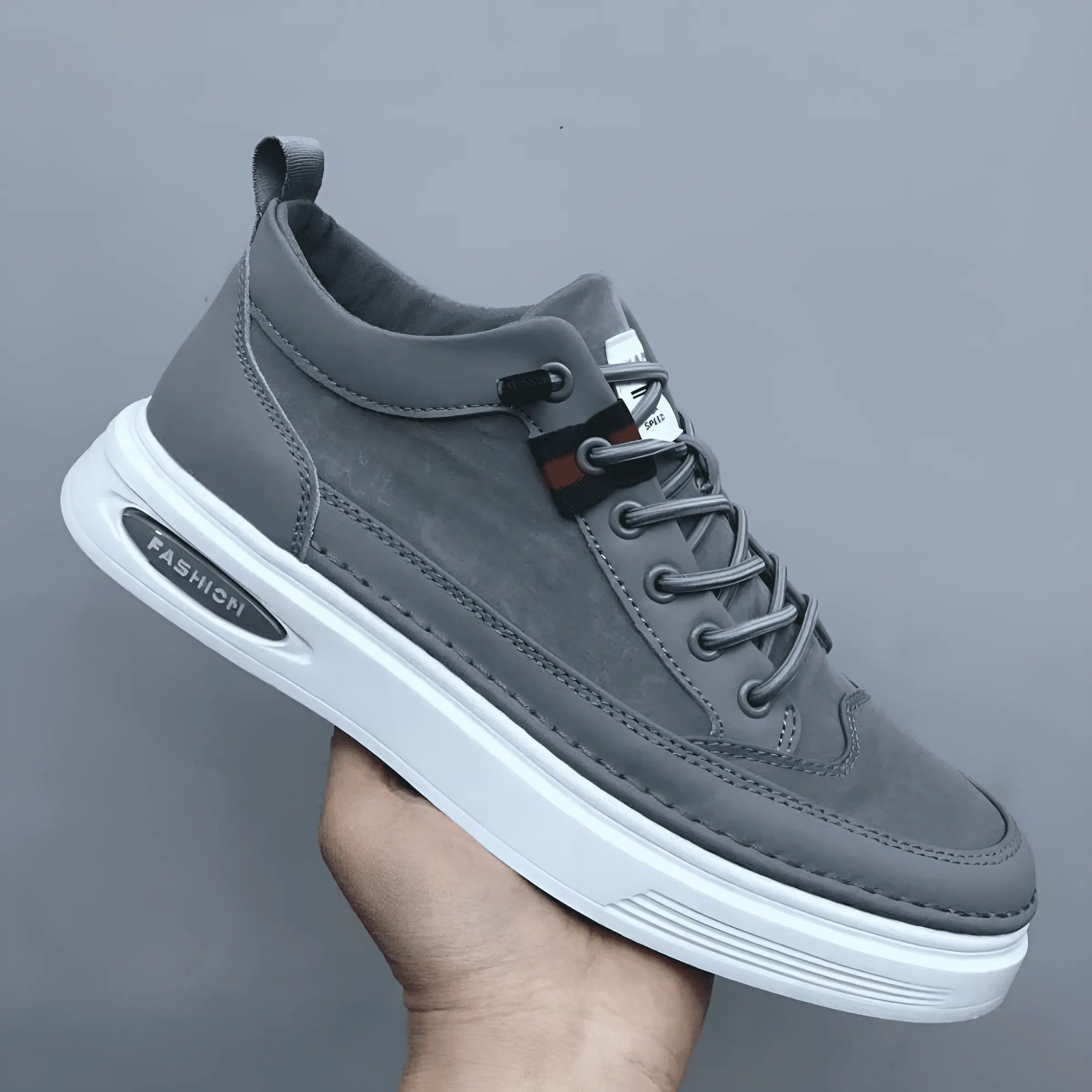 Chaussure de sport grise moderne avec semelle blanche, lacets assortis et étiquette "Fashiri". Design élégant et tendance pour hommes.