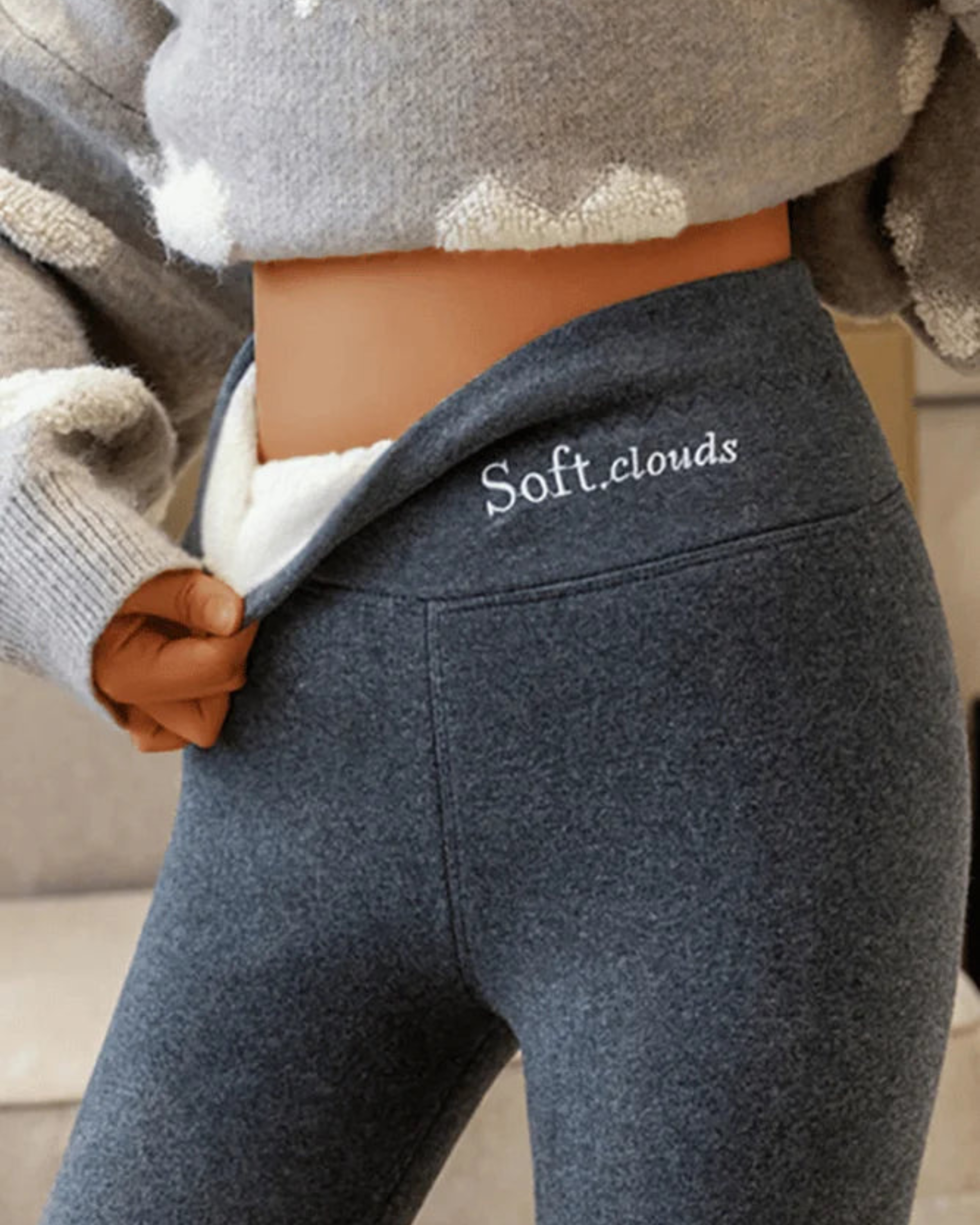 Femme portant un legging gris doux et chaud, taille haute, avec inscription "Soft.clouds", pull en laine à motifs nuages. Mode hiver confortable.