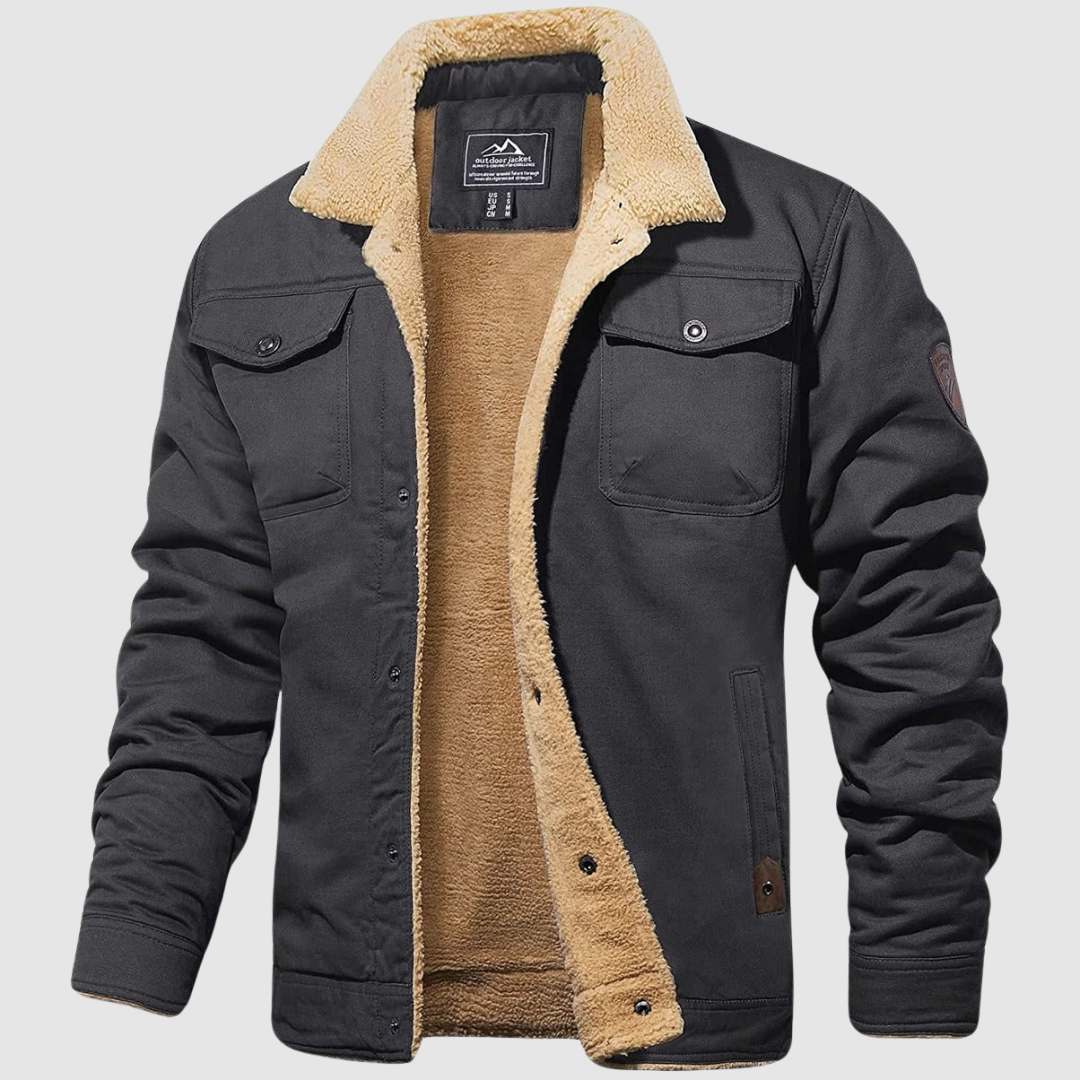 Veste homme noire doublée en sherpa, col en fourrure synthétique, poches poitrine à rabat, style décontracté, idéale pour l'hiver.