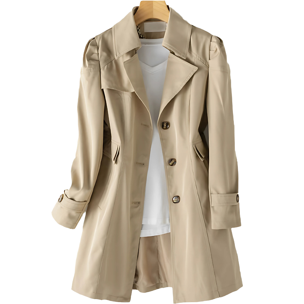Manteau trench beige élégant pour femme, suspendu sur un cintre, avec chemise blanche en dessous. Mode automne, vêtement chic et tendance.