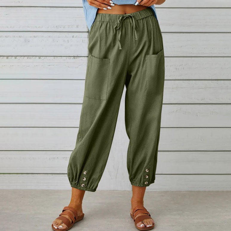 Pantalon vert kaki décontracté pour femme avec poches avant, boutons décoratifs et cordon de serrage, idéal pour un look estival confortable.