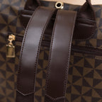 Sac à dos en cuir marron avec motif géométrique, fermeture éclair et cadenas doré. Accessoire mode élégant et tendance pour homme ou femme.