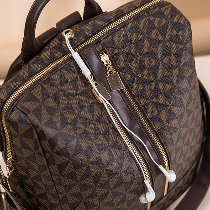 Sac à dos en cuir marron avec motif géométrique, fermeture éclair dorée et écouteurs blancs. Accessoire mode élégant et pratique pour le quotidien.