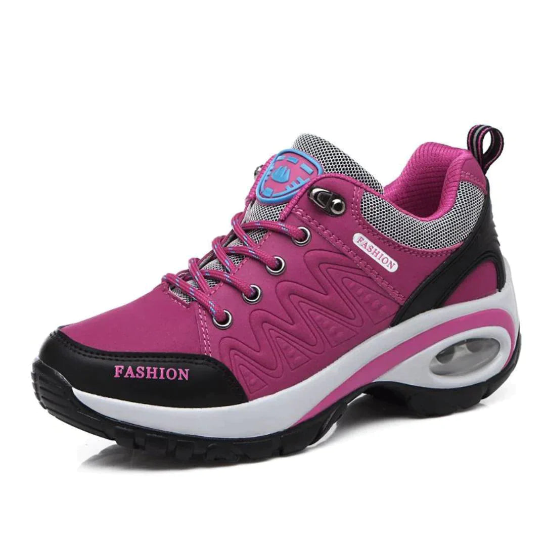 Basket rose pour femme avec semelle épaisse, lacets et détails noirs et blancs. Chaussure de sport tendance, confortable et résistante.