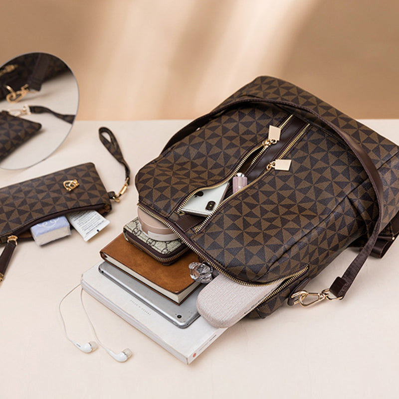 Sac à dos en cuir marron avec motif géométrique, ouvert, révélant des livres, un smartphone, écouteurs et accessoires. Mode, accessoires, organisation.