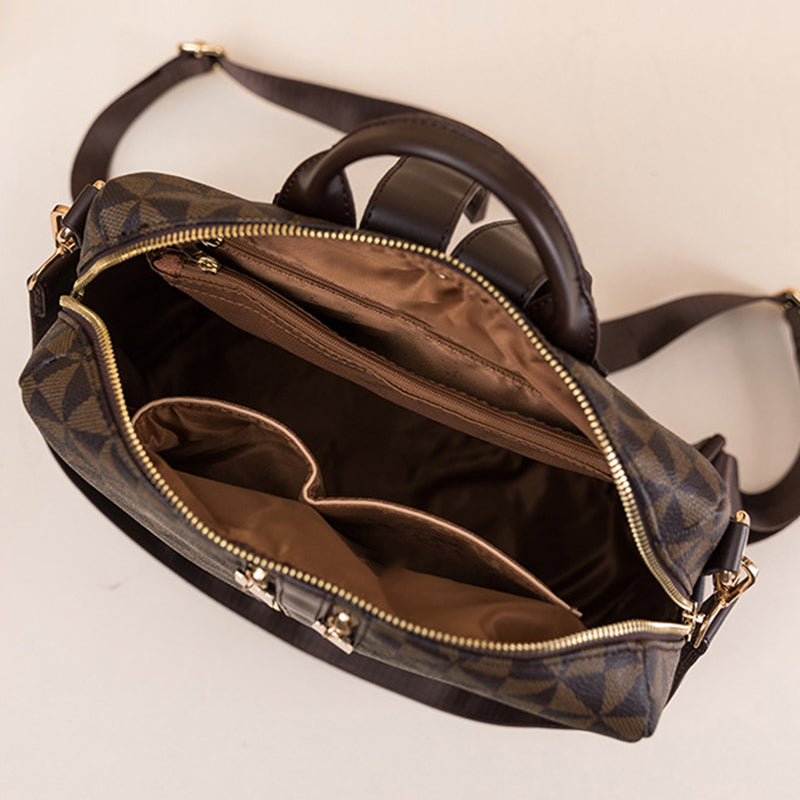 Sac à main en cuir marron avec motif géométrique, ouvert pour montrer l'intérieur spacieux avec plusieurs compartiments, idéal pour organisation.