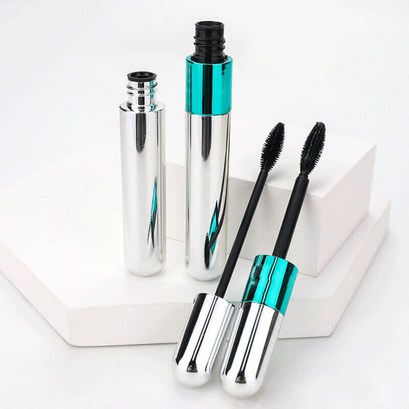 Deux tubes de mascara argentés avec brosses noires sur fond blanc. Maquillage pour cils, cosmétique beauté, design élégant et moderne.