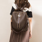 Sac à dos femme élégant en cuir marron à motifs géométriques, porté par une femme. Mode féminine, accessoires tendance, sac à main polyvalent.