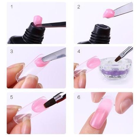 Étapes d'application de gel rose pour ongles avec pinceau, sur faux ongles transparents. Manucure, nail art, beauté des ongles.