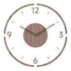 Horloge murale en bois minimaliste avec chiffres arabes, aiguilles noires et cadran circulaire, design moderne pour décoration intérieure.