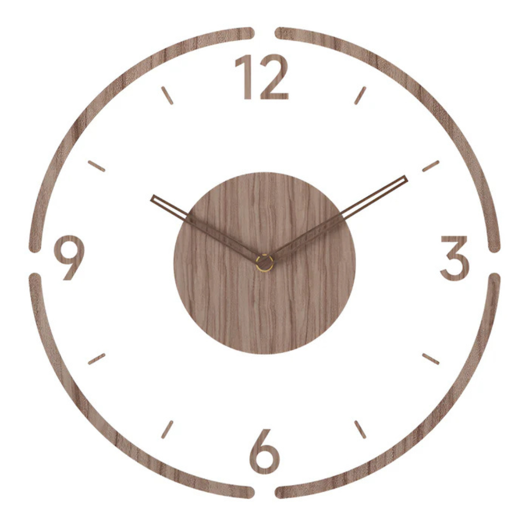 Horloge murale en bois minimaliste avec chiffres arabes, aiguilles noires et cadran circulaire, design moderne pour décoration intérieure.
