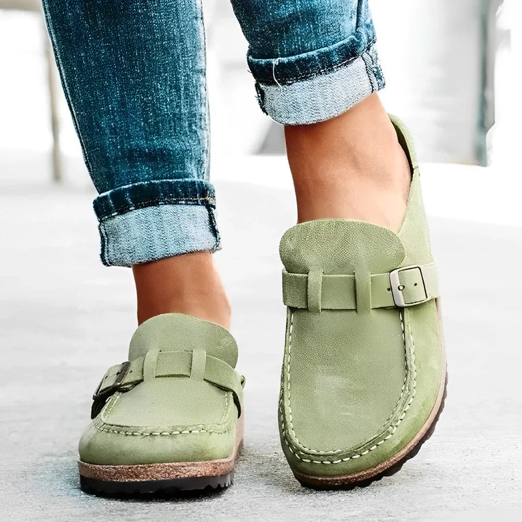 Chaussures mocassins vertes en cuir pour femme, portées avec un jean retroussé. Style décontracté, confort et élégance pour la mode féminine.