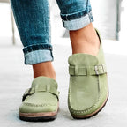 Chaussures mocassins vertes en cuir pour femme, portées avec un jean retroussé. Style décontracté, confort et élégance pour la mode féminine.
