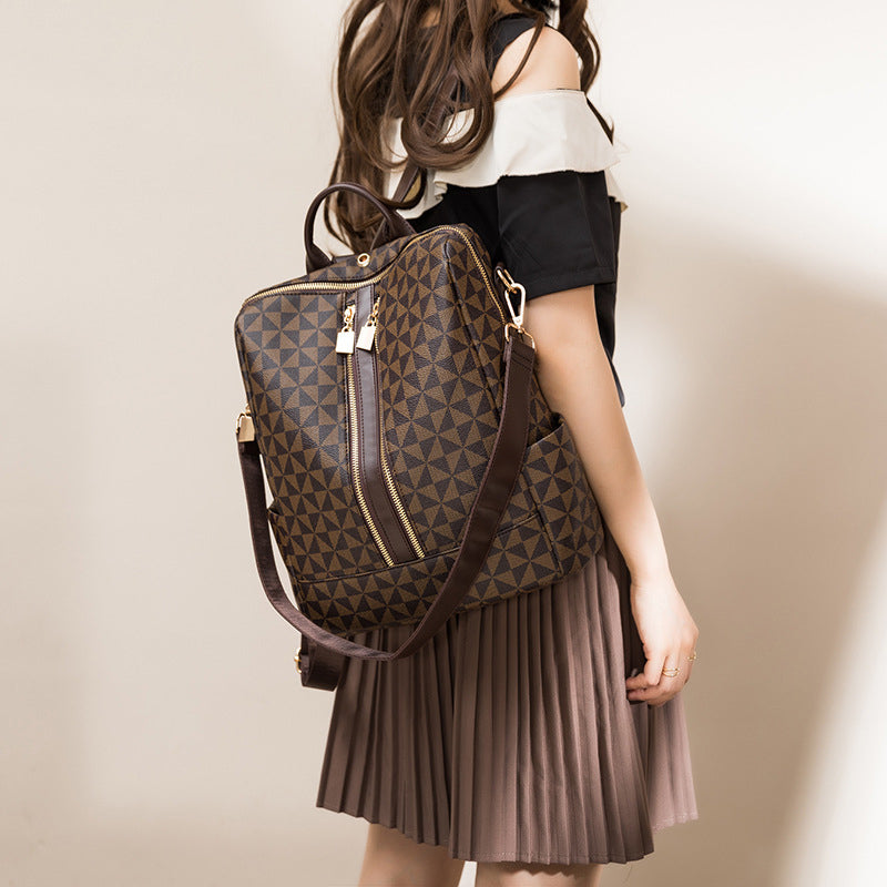 Sac à dos élégant en cuir marron avec motif géométrique, porté par une femme en jupe plissée. Accessoire mode tendance et pratique.
