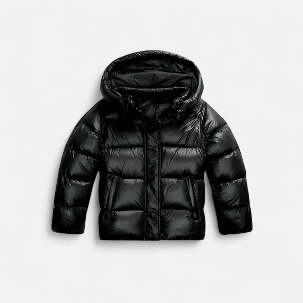 Doudoune noire à capuche, matelassée et brillante, idéale pour l'hiver. Veste chaude et tendance, style urbain, fermeture éclair frontale.