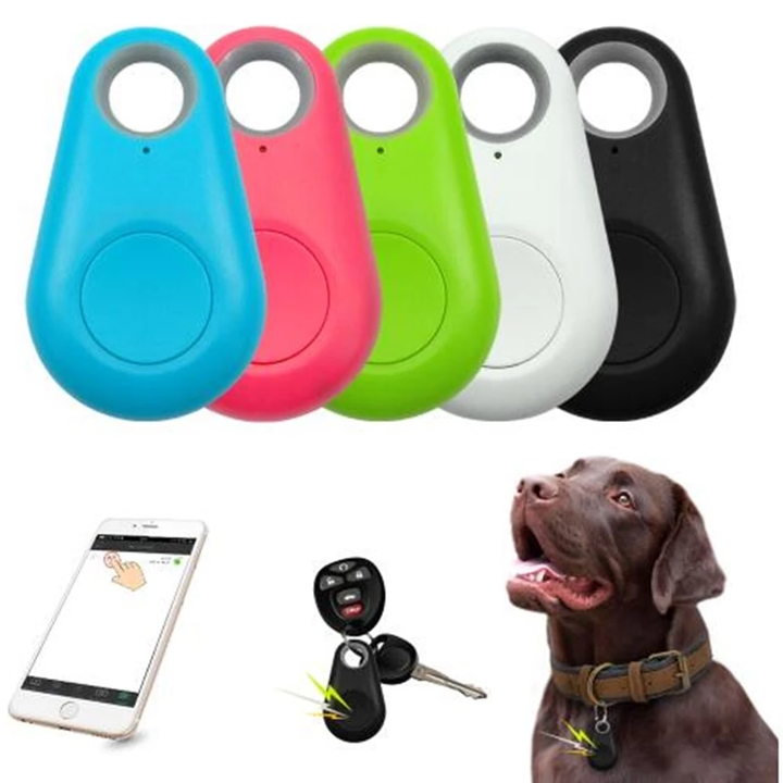 Cinq traceurs Bluetooth colorés (bleu, rose, vert, blanc, noir) pour animaux et objets, avec application mobile et chien portant un traceur.