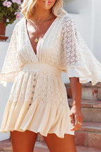 Robe en dentelle blanche pour femme, manches évasées, décolleté en V, boutons décoratifs, style bohème chic, idéale pour l'été et les vacances.