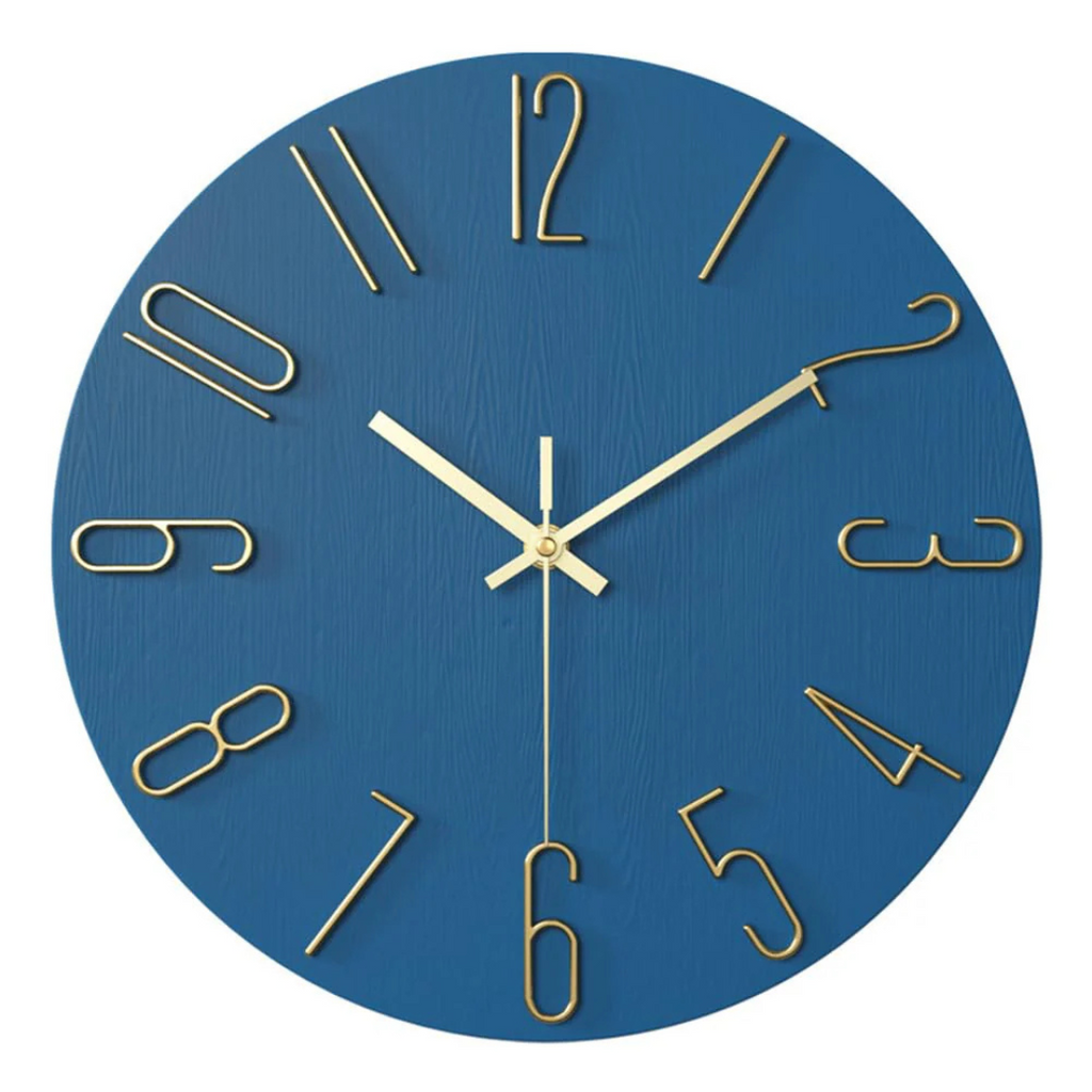 Horloge murale ronde bleue avec chiffres dorés modernes et aiguilles dorées, design élégant pour décoration intérieure contemporaine.