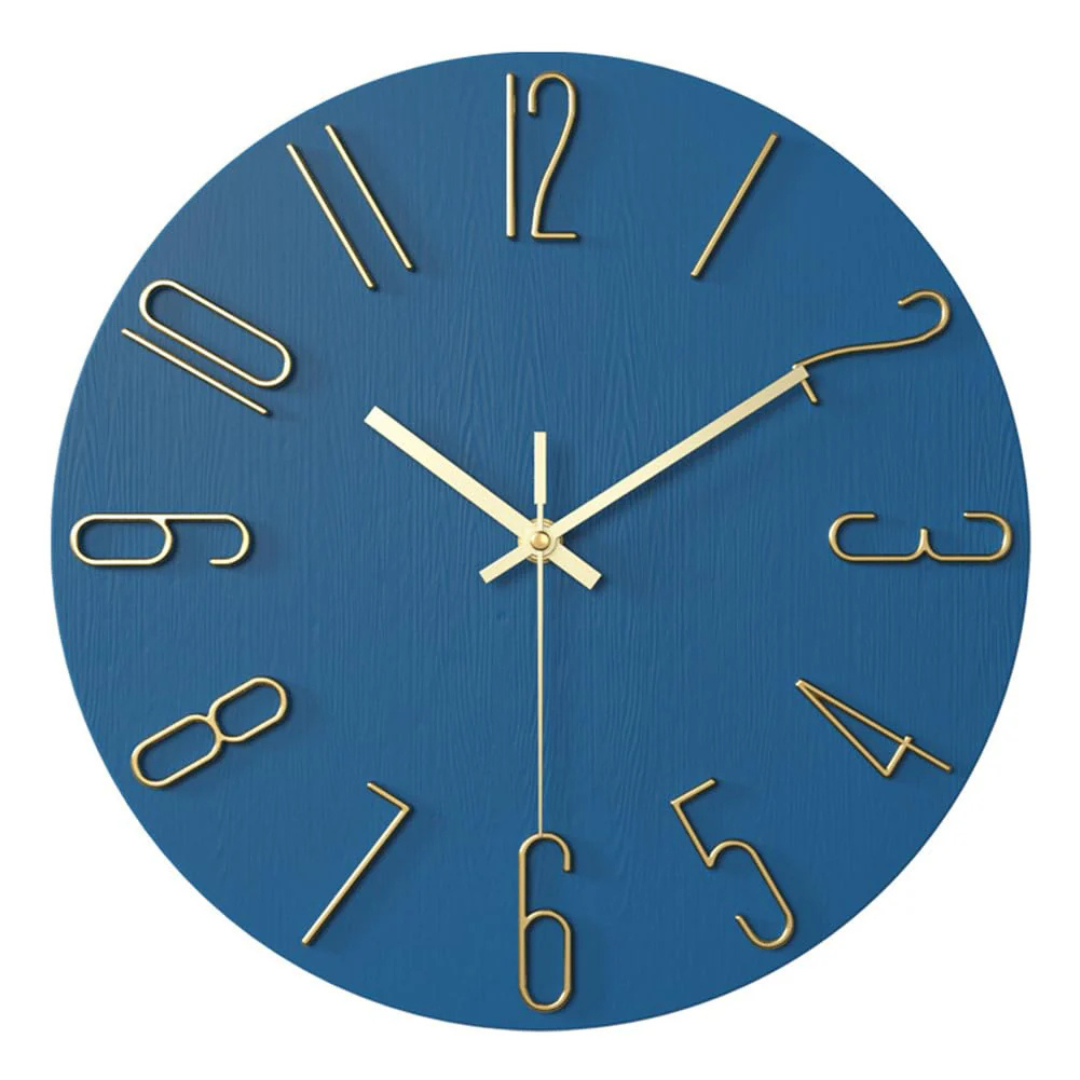 Horloge murale ronde bleue avec chiffres dorés modernes et aiguilles dorées, design élégant pour décoration intérieure contemporaine.