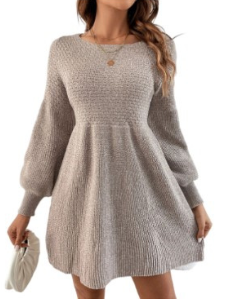 Robe pull femme gris clair, manches longues bouffantes, col rond, tenue élégante automne-hiver, accessoire sac blanc, mode féminine tendance.