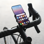 Smartphone monté sur guidon de vélo, affichant des applications populaires. Accessoire de cyclisme, technologie mobile, navigation GPS.