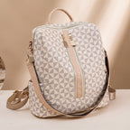 Sac à dos élégant en toile beige avec motifs géométriques, fermeture éclair dorée, bretelles ajustables. Accessoire mode tendance et pratique.