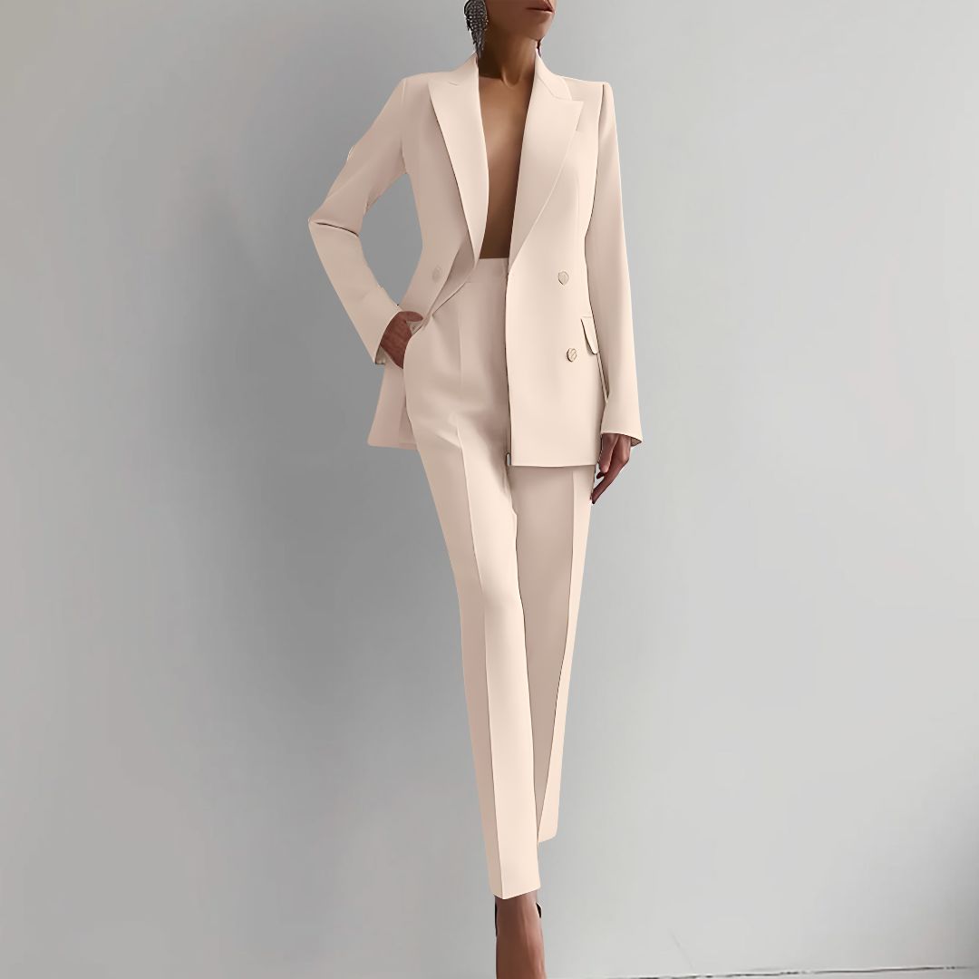 Costume femme élégant beige, coupe ajustée, style moderne et minimaliste, parfait pour bureau ou événement formel. Mode féminine chic.