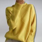 Pull-over jaune en laine avec motif losanges, manches longues, col rond, style décontracté. Mode automne-hiver, vêtement chaud et confortable.