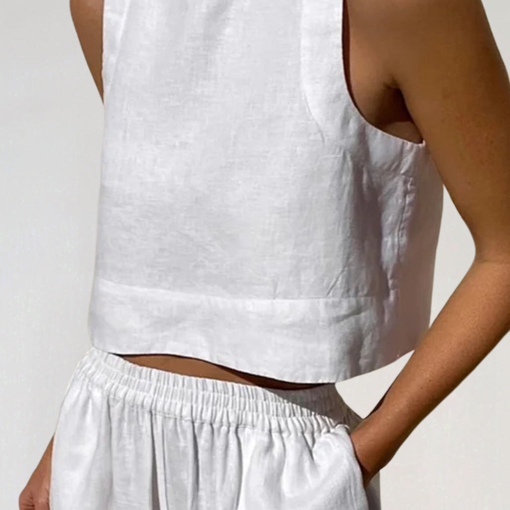 Débardeur blanc en lin porté par une personne, style minimaliste, mode estivale, vêtement léger et confortable, tendance mode éthique.