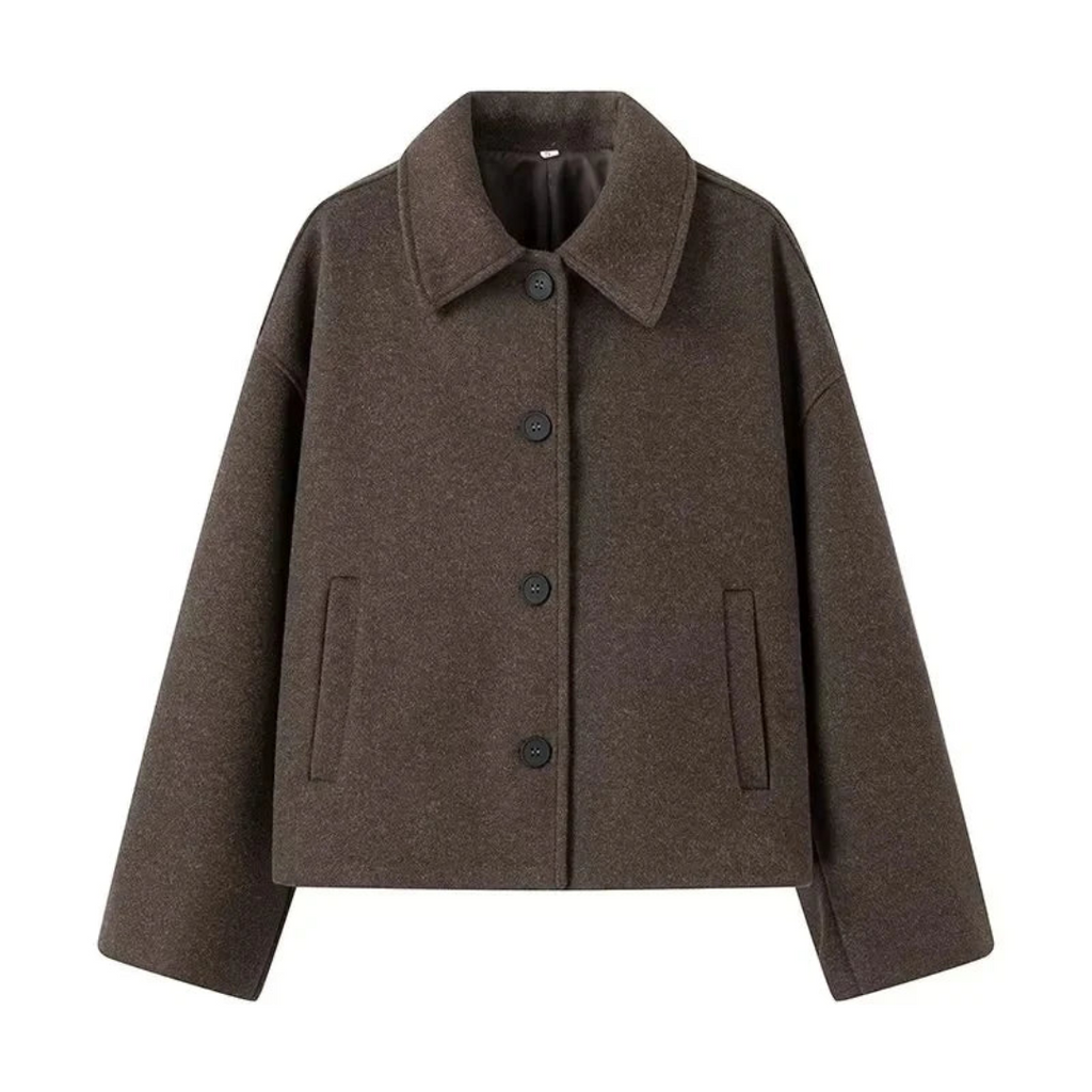 Veste marron en laine pour femme, coupe ample, col classique, fermeture à boutons, poches latérales. Mode automne-hiver, élégance décontractée.