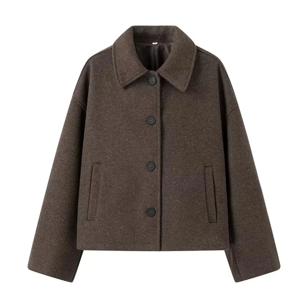 Veste marron en laine pour femme, coupe ample, col classique, fermeture à boutons, poches latérales. Mode automne-hiver, élégance décontractée.