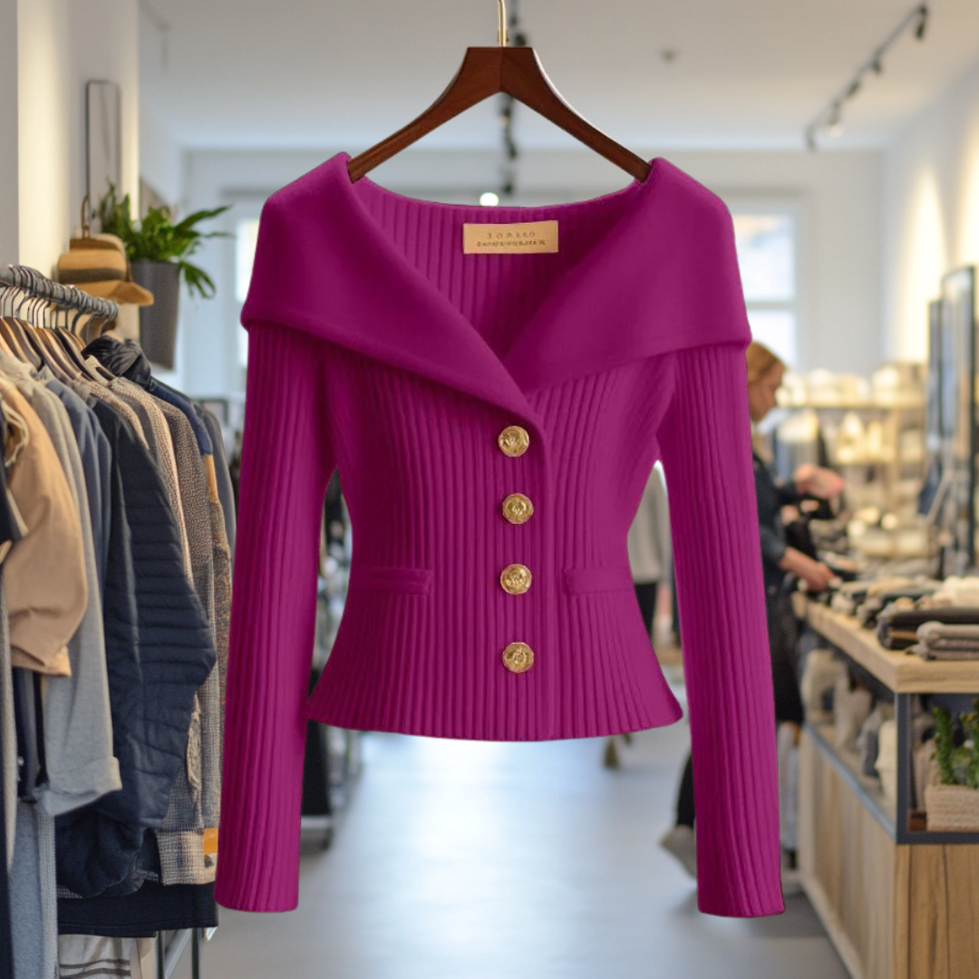 Veste violette élégante avec boutons dorés, exposée dans une boutique de mode moderne. Vêtements tendance, style chic, shopping en magasin.