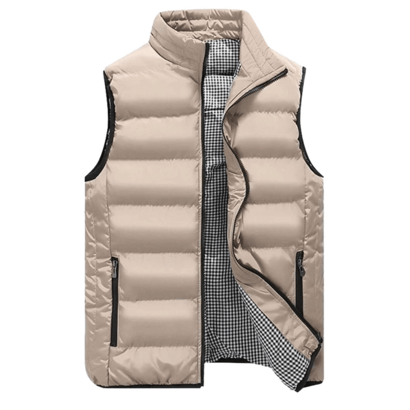 Gilet matelassé beige sans manches pour homme, fermeture éclair, poches zippées, doublure à carreaux. Mode hiver, vêtement chaud et élégant.