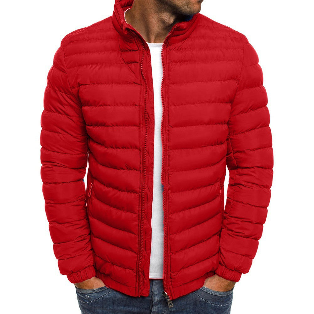 Veste matelassée rouge pour homme, style décontracté, fermeture éclair, col montant, idéale pour l'hiver, mode masculine tendance.