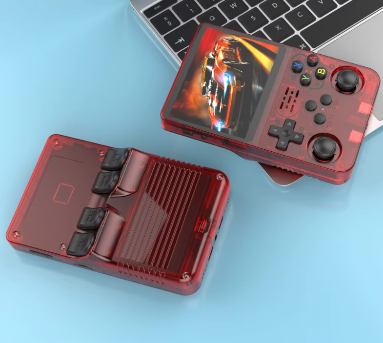 Console de jeu portable rouge transparente sur fond bleu, affichant un jeu de course. Design rétro, boutons classiques, écran couleur. Accessoire gaming moderne.