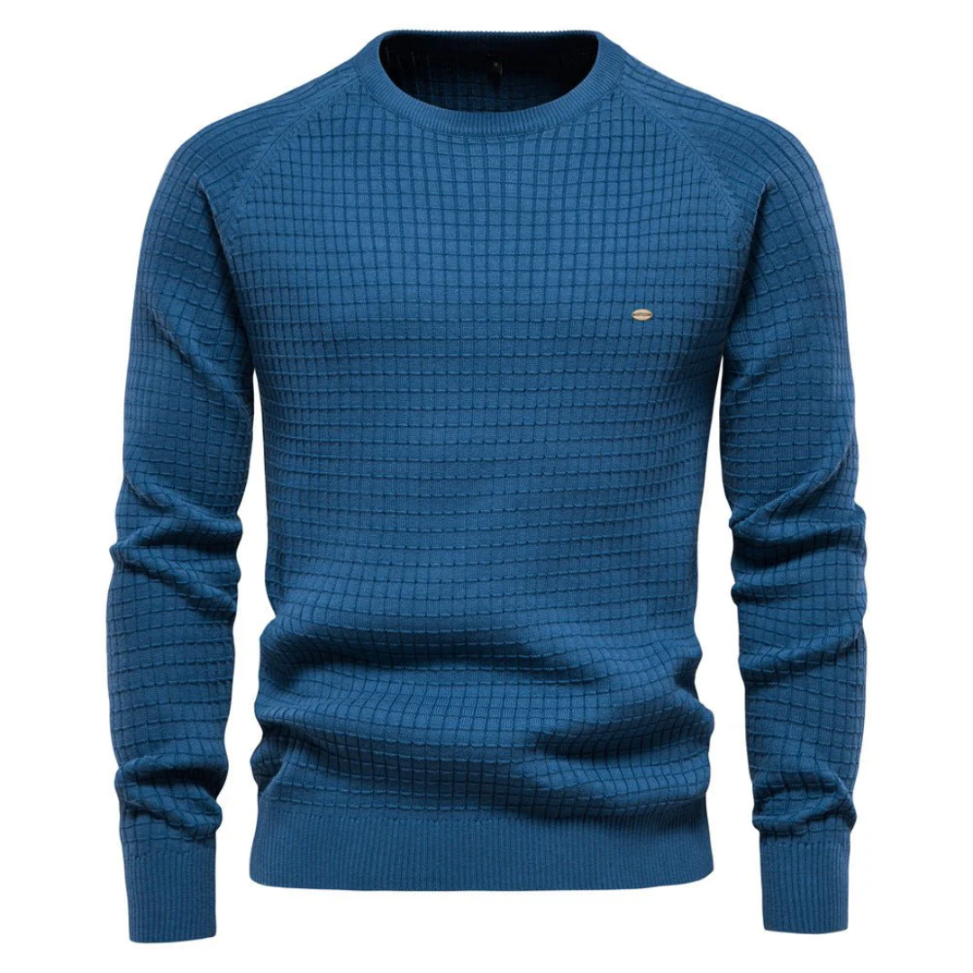 Pull bleu pour homme à col rond, motif à carreaux texturé, manches longues. Mode masculine élégante, vêtement d'hiver confortable.