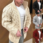 Homme portant un cardigan en tricot torsadé beige, manches longues, col montant. Variantes en noir, gris et rouge visibles. Mode masculine automne-hiver.