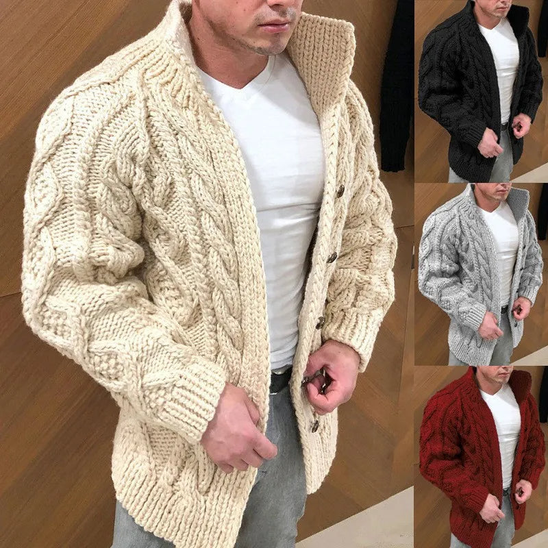 Homme portant un cardigan en tricot torsadé beige, manches longues, col montant. Variantes en noir, gris et rouge visibles. Mode masculine automne-hiver.