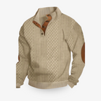 Pull en maille torsadée beige avec col montant et boutons en cuir, coudières marron. Style élégant et confortable pour l'hiver. Mode homme tendance.
