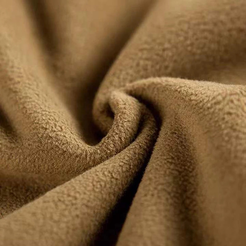 Tissu polaire marron doux et texturé, idéal pour vêtements d'hiver, couvertures chaudes. Matériau confortable, parfait pour la saison froide.