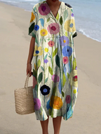 Robe d'été fleurie colorée sur une femme marchant sur la plage, tenant un sac en osier. Mode plage, tenue décontractée, style estival.