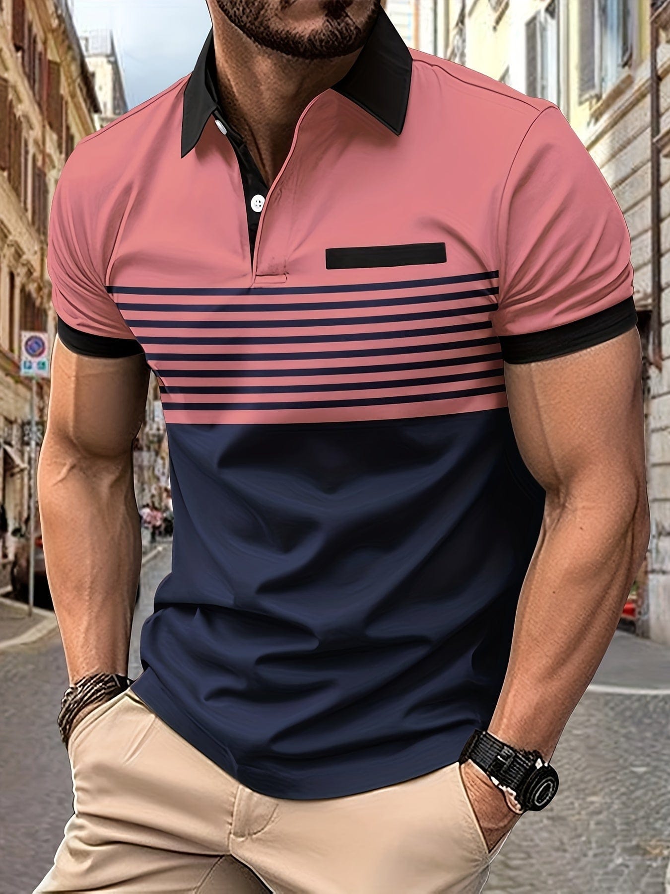 Homme portant un polo rose et bleu marine à rayures, manches courtes, col noir, dans une rue urbaine. Mode masculine, style décontracté, été.