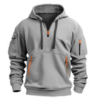 Sweat à capuche gris avec fermeture éclair orange, poches zippées, manches longues, style décontracté. Mode homme, vêtement tendance automne-hiver.