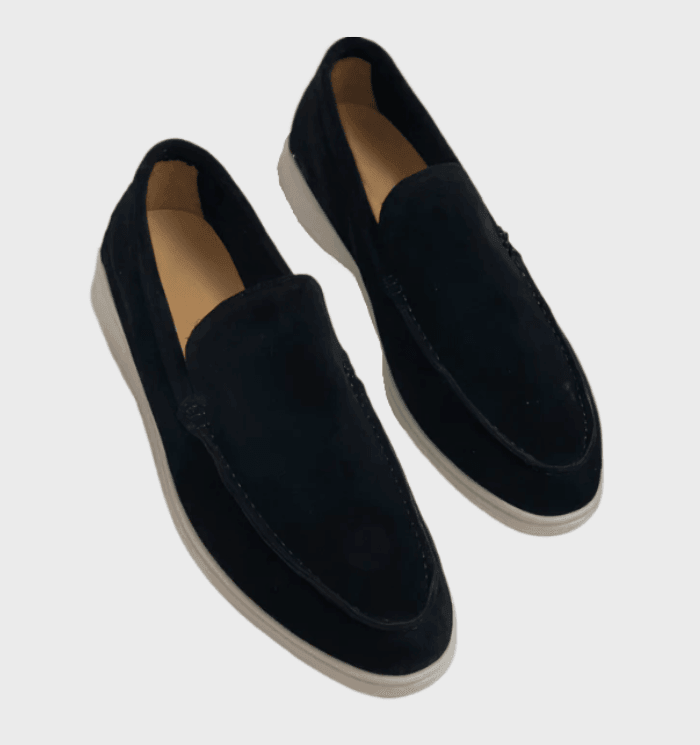 Paire de mocassins en daim noir pour homme, semelle blanche, style élégant et moderne, chaussures décontractées idéales pour toutes occasions.